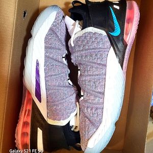 Lebron XVIII GS "Graffiti"
